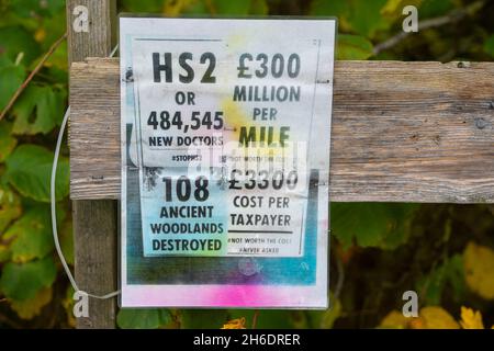 Wendover, Royaume-Uni.13 novembre 2021.Un panneau près du camp.Le militant environnemental Dan Hooper, connu sous le nom de Swampy, a été expulsé ce matin par HS2 au camp DE GUERRE de résistance active Stop HS2 Wendover.Ils ont été souterrains dans des tunnels pendant 28 jours pour protester contre le train à grande vitesse HS2 et la destruction HS2 sont à l'origine de l'environnement.Trois autres tunneliers ont été expulsés plus tôt cette semaine.Crédit : Maureen McLean/Alay Banque D'Images