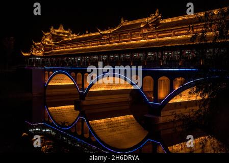 La photographie de nuit du pont Anshun Chengdu, Kuan Zhai Xiang Zi ville historique. Le Sichuan, Chine Banque D'Images