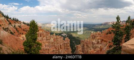 Photo panoramique du parc national de Bryce Canyon, une réserve tentaculaire dans le sud de l'Utah, aux États-Unis Banque D'Images