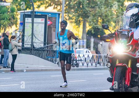 Les athlètes professionnels qui participent au semi-marathon Movistar de Madrid à travers les rues les plus centrales de la capitale espagnole.En Europe. Banque D'Images