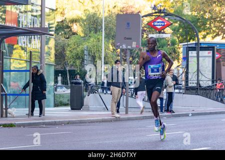 Les athlètes professionnels qui participent au semi-marathon Movistar de Madrid à travers les rues les plus centrales de la capitale espagnole.En Europe. Banque D'Images