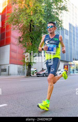 Les athlètes professionnels qui participent au semi-marathon Movistar de Madrid à travers les rues les plus centrales de la capitale espagnole.En Europe. Banque D'Images