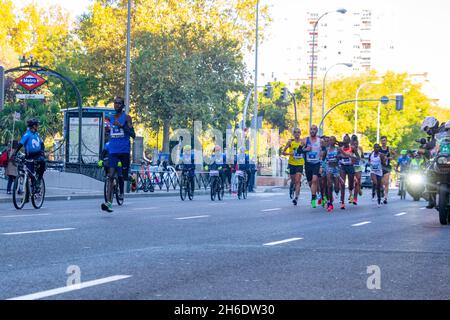 Les athlètes professionnels qui participent au semi-marathon Movistar de Madrid à travers les rues les plus centrales de la capitale espagnole.En Europe. Banque D'Images