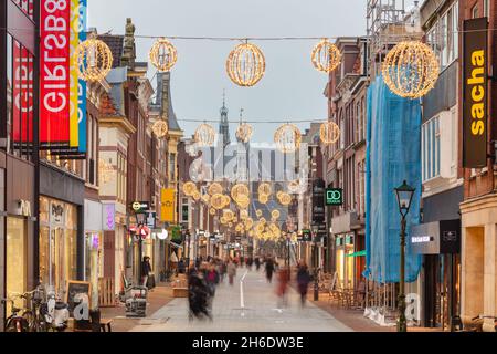 Alkmaar, pays-Bas - 10 novembre 2021 : vue de Noël de la principale rue commerçante hollandaise Langestraat dans le centre-ville d'Alkmaar Banque D'Images