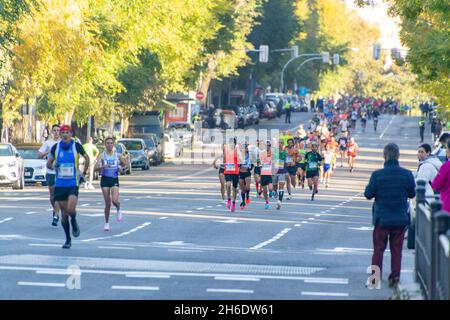 Les athlètes professionnels qui participent au semi-marathon Movistar de Madrid à travers les rues les plus centrales de la capitale espagnole.En Europe. Banque D'Images