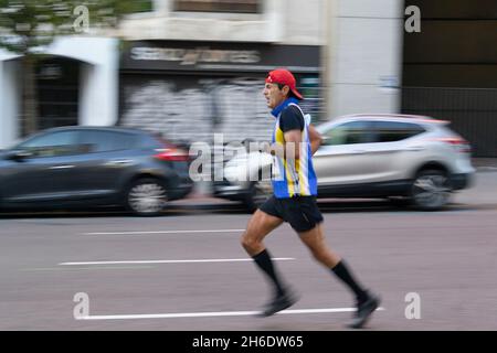 Les athlètes professionnels qui participent au semi-marathon Movistar de Madrid à travers les rues les plus centrales de la capitale espagnole.En Europe. Banque D'Images