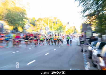 Les athlètes professionnels qui participent au semi-marathon Movistar de Madrid à travers les rues les plus centrales de la capitale espagnole.En Europe. Banque D'Images