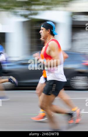 Les athlètes professionnels qui participent au semi-marathon Movistar de Madrid à travers les rues les plus centrales de la capitale espagnole.En Europe. Banque D'Images