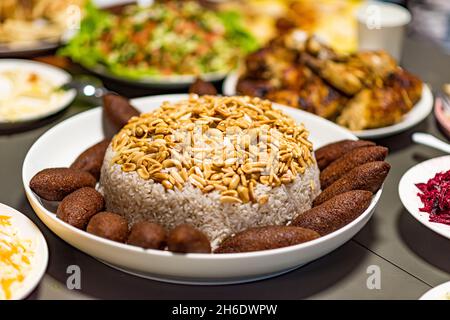 Maqluba, Pilaf, Kibbeh, KUBBEH.Cuisine traditionnelle arabe et turque.Très populaire au Moyen-Orient.Photo de haute qualité Banque D'Images