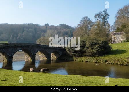 Le C18e pont palladien à Stourhead Garden, Wiltshire, Angleterre, Royaume-Uni, construit en 1762,Basé sur un pont à Vicenza conçu par Palladio. Banque D'Images