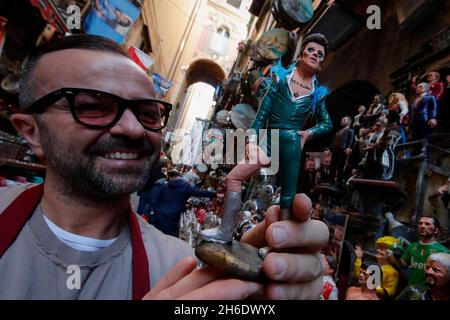 Naples, Italie.15 novembre 2021.Naples, dans la via San Gregorio Armeno, le célèbre artisan Genny di Virgilio présente la statue de Damiano, le premier du groupe de rock italien Maneskin.Crédit : Agence photo indépendante/Alamy Live News Banque D'Images