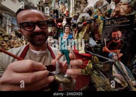 Naples, Italie.15 novembre 2021.Naples, dans la via San Gregorio Armeno, le célèbre artisan Genny di Virgilio présente la statue de Damiano, le premier du groupe de rock italien Maneskin.Crédit : Agence photo indépendante/Alamy Live News Banque D'Images