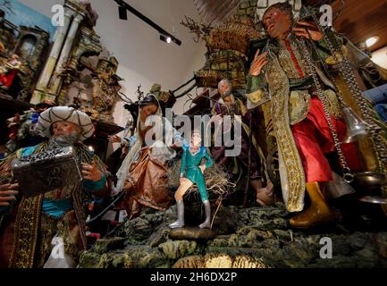 Naples, Italie.15 novembre 2021.Naples, dans la via San Gregorio Armeno, le célèbre artisan Genny di Virgilio présente la statue de Damiano, le premier du groupe de rock italien Maneskin.Crédit : Agence photo indépendante/Alamy Live News Banque D'Images