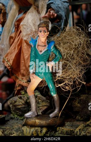 Naples, Italie.15 novembre 2021.Naples, dans la via San Gregorio Armeno, le célèbre artisan Genny di Virgilio présente la statue de Damiano, le premier du groupe de rock italien Maneskin.Crédit : Agence photo indépendante/Alamy Live News Banque D'Images