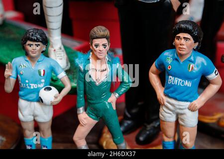 Naples, Italie.15 novembre 2021.Naples, dans la via San Gregorio Armeno, le célèbre artisan Genny di Virgilio présente la statue de Damiano, le premier du groupe de rock italien Maneskin.Crédit : Agence photo indépendante/Alamy Live News Banque D'Images