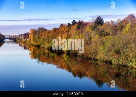 Manchester Ship Canal en automne de Stockton Heath Swing Bridge Banque D'Images