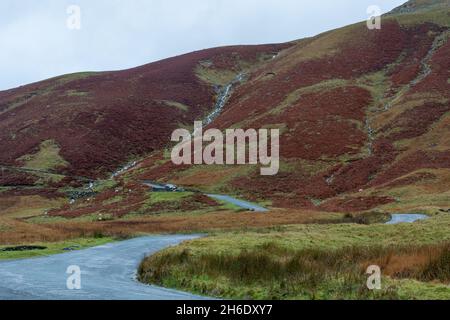 Vue d'automne de Honister Pass dans le Lake District avec des paysages de montagne et une route sinueuse étroite, Cumbria, Angleterre, Royaume-Uni Banque D'Images