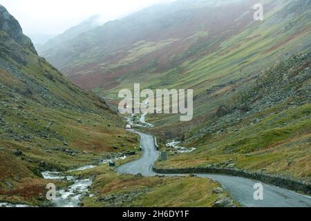 Vue d'automne de Honister Pass dans le Lake District avec des paysages de montagne et une route sinueuse étroite, Cumbria, Angleterre, Royaume-Uni Banque D'Images