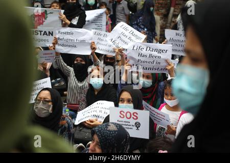 Jakarta, Jakarta, Indonésie.15 novembre 2021.Les réfugiés de Hazara en provenance d'Afghanistan ont organisé une manifestation pacifique devant le Bureau du HCR, Jalan KEBONN SIRIH, dans le centre de Jakarta.Ils exigent des éclaircissements sur le sort de ceux qui sont en Indonésie depuis des années, et exigent d'être immédiatement envoyés dans le pays de destination qu'ils veulent (Credit image: © Denny Pohan/ZUMA Press Wire) Banque D'Images