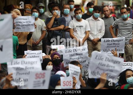 Jakarta, Jakarta, Indonésie.15 novembre 2021.Les réfugiés de Hazara en provenance d'Afghanistan ont organisé une manifestation pacifique devant le Bureau du HCR, Jalan KEBONN SIRIH, dans le centre de Jakarta.Ils exigent des éclaircissements sur le sort de ceux qui sont en Indonésie depuis des années, et exigent d'être immédiatement envoyés dans le pays de destination qu'ils veulent (Credit image: © Denny Pohan/ZUMA Press Wire) Banque D'Images