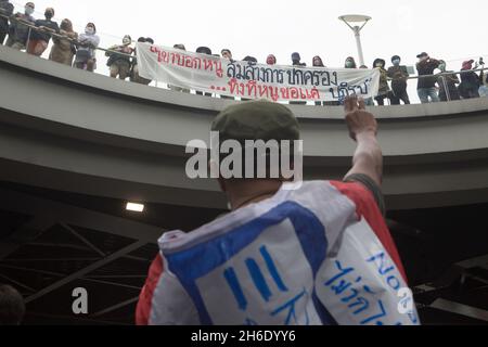 Bangkok, Thaïlande.14 novembre 2021.Les manifestants thaïlandais appellent de nouveau à des réformes royales après la décision du tribunal à Bangkok, en Thaïlande, le 14 novembre 2021.(Photo de Pacific Press/Sipa USA) crédit: SIPA USA/Alay Live News Banque D'Images