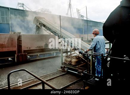 Le cinder est transporté dans le port de Harburg. Banque D'Images