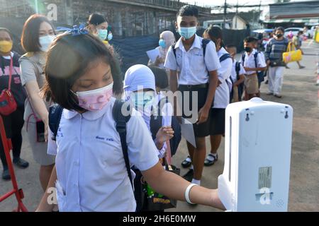 Chonburi, Thaïlande.15 novembre 2021.Les élèves font vérifier la température de leur corps et désinfectent leurs mains dans une école de Chonburi, en Thaïlande, le 15 novembre 2021.Lundi, la Thaïlande a rouvert les écoles avec des mesures antiépidémiques pertinentes.Credit: Rachen Sageamsak/Xinhua/Alay Live News Banque D'Images
