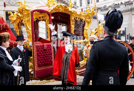 Vincent Keaveney devient le 693e Lord Mayor.he vagues comme il arrive dans l'entraîneur d'or d'État.Il tiendra le bureau pendant un an. Banque D'Images