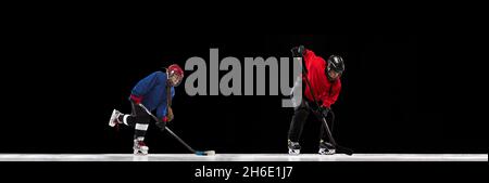 Collage de femme et de fille, joueurs de hockey professionnels en mouvement, entraînement isolé sur fond noir Banque D'Images