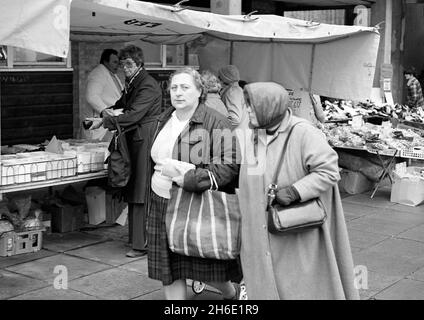 Hyson Green Market, Nottingham, Royaume-Uni, novembre 1982 Banque D'Images