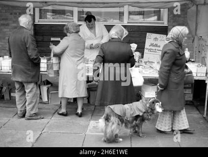 Hyson Green Market, Nottingham, Royaume-Uni, novembre 1982 Banque D'Images