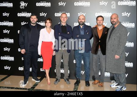 Rome, Italie.15 novembre 2021.(De gauche à droite) Salvatore Esposito, Ivana Lotito, Claudio Cupellini réalisateur, Roberto Savano, ArturoMuselli et Marco d'Amore assistent à la séance photo de la série télévisée Gomorra stagione finale au théâtre de Brancaccio.Crédit : SOPA Images Limited/Alamy Live News Banque D'Images