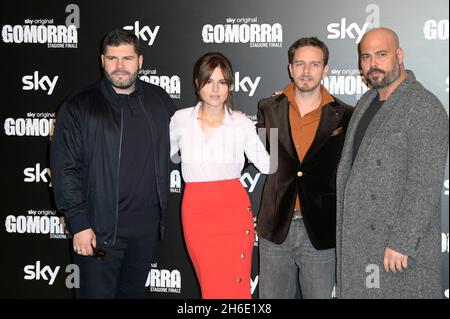 Rome, Italie.15 novembre 2021.(De gauche à droite) Salvatore Esposito, Ivana Lotito, ArturoMuselli et Marco d'Amore assistent à la séance photo de la série télévisée Gomorra stagione finale au théâtre de Brancaccio.Crédit : SOPA Images Limited/Alamy Live News Banque D'Images
