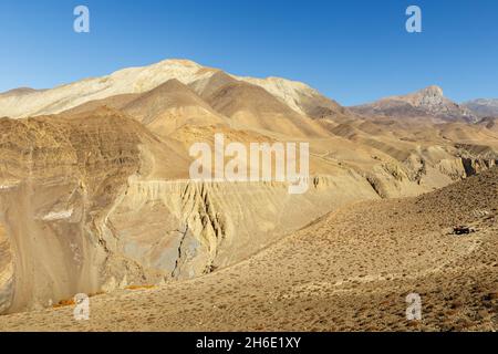 Rivière Jhong Khola.Vue sur la montagne près du village de Kagbeni.District de Mustang, Népal Banque D'Images