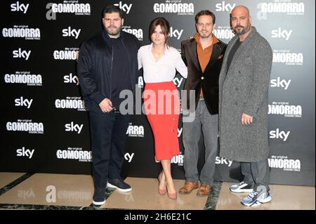 Rome, Italie.15 novembre 2021.(De gauche à droite) Salvatore Esposito, Ivana Lotito, ArturoMuselli et Marco d'Amore assistent à la séance photo de la série télévisée Gomorra stagione finale au théâtre de Brancaccio.Crédit : SOPA Images Limited/Alamy Live News Banque D'Images