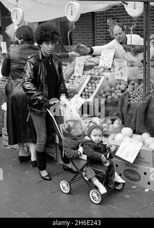 Hyson Green Market, Nottingham, Royaume-Uni, novembre 1982 Banque D'Images