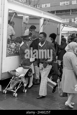 Hyson Green Market, Nottingham, Royaume-Uni, novembre 1982 Banque D'Images