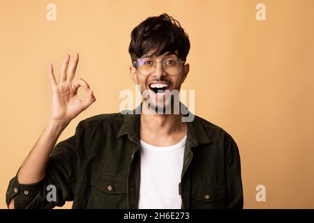 Un homme du Moyen-Orient excité qui gestionne sur le beige, se montre bien Banque D'Images