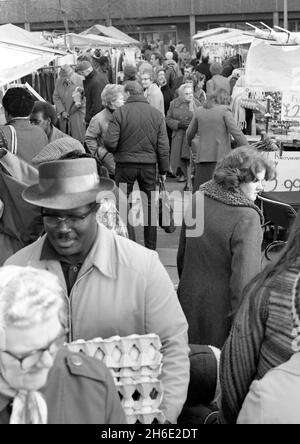 Hyson Green Market, Nottingham, Royaume-Uni, novembre 1982 Banque D'Images