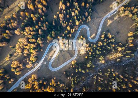 Route sinueuse à Passo Giau dans les dolomites italiens près de Cortina d'Ampezzo Banque D'Images