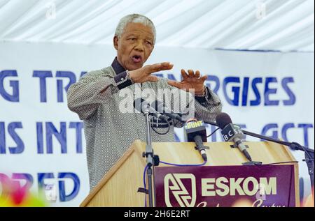 Nelson Mandela s'exprime lors du lancement d'une campagne de prévention du crime, Midrand, près de Johannesburg, le 19 avril 1999. Banque D'Images