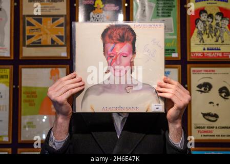 Bonhams, Knightsbridge, Londres, Royaume-Uni.15 novembre 2021.Le film, le rock et la pop, y compris la propriété du domaine de Dame Diana Rigg, sera en vente à Bonhams le 17 novembre 2021.Image: David Bowie: Un album Aladdin Sane autographié, 1973, £1,000-1,500.Crédit : Malcolm Park/Alay Live News Banque D'Images