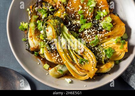 Petit-bok de soja sauté asiatique maison avec graines de sésame Banque D'Images