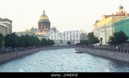 Cathédrale Saint Isaac dôme doré derrière la rivière Moyka, Saint-Pétersbourg, Russie.Belle vue sur la rue de la ville avec de nombreux bâtiments historiques, conc Banque D'Images