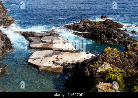 Les gens qui apprécient la piscine naturelle de Santa Cruz, l'île de Flores, les Açores, le Portugal Banque D'Images
