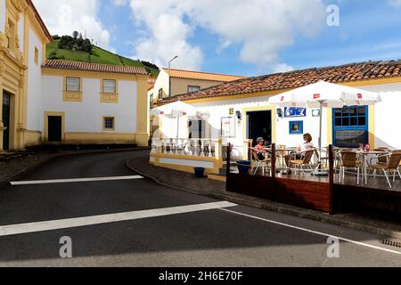 Mère et fils assis sur une terrasse de snack-bar dans la rue à Santa Cruz, île de Flores.Açores.Portugal Banque D'Images