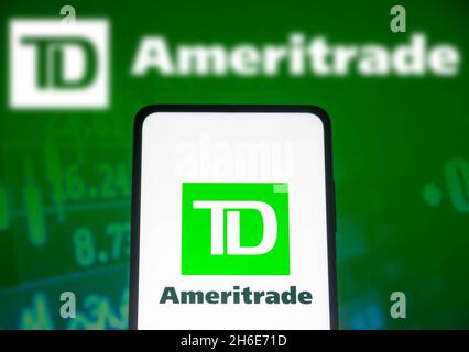 Sur cette photo, le logo de TD Ameritrade Holding Corporation est affiché sur l'écran d'un téléphone intelligent et en arrière-plan. Banque D'Images