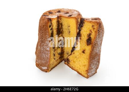 Pandoro rempli de chocolat crème coupé avec tranche, gâteau de Noël italien traditionnel avec sucre glace isolé sur blanc Banque D'Images