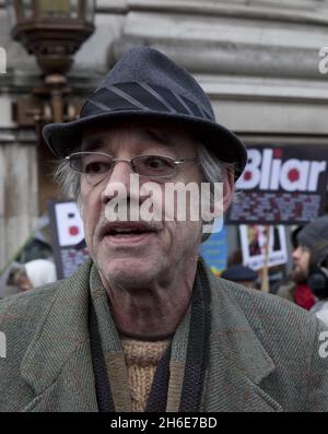 L'acteur Roger Lloyd Pack est photographié pour protester devant le centre de conférence QEII de Londres ce matin alors que l'ancien PM britannique Tony Blair a témoigné dans l'enquête Chilcot sur l'Irak. Banque D'Images