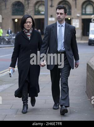 Le banquier d'investissement Christian Littlewood, sa femme Angie arrivent ce matin au tribunal de la Couronne de Southwark pour être condamné pour leur part dans une escroquerie de 2,15 millions de livres d'initiés.Littlewood a été condamné à une peine d'emprisonnement de 3 ans et 4 mois et sa femme à une peine avec sursis. Banque D'Images